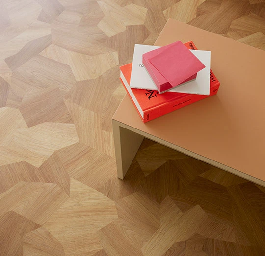 98513T4315 contrasted shaped wood
